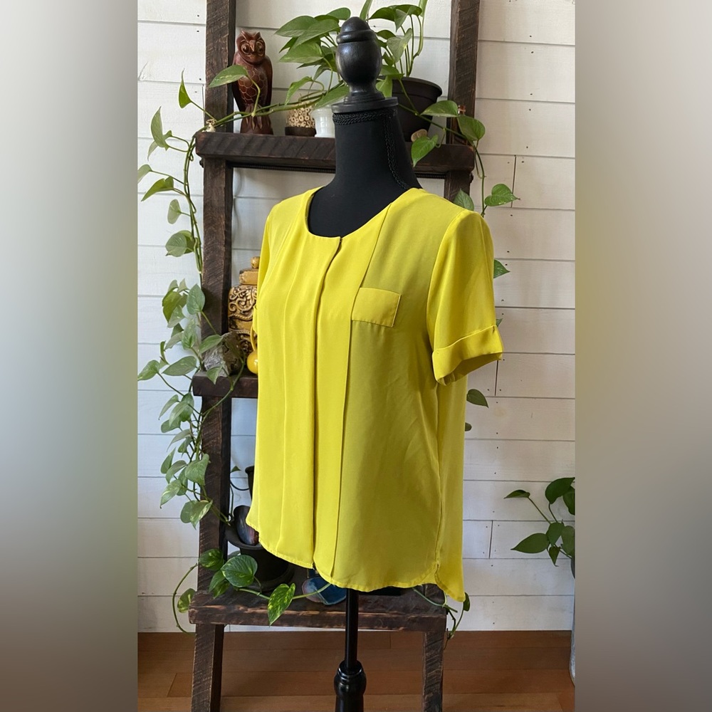 W118 by Walter Baker: Yellow Pleated Relaxed Blouse with Cuff Sleeves - Picture 5 of 17
